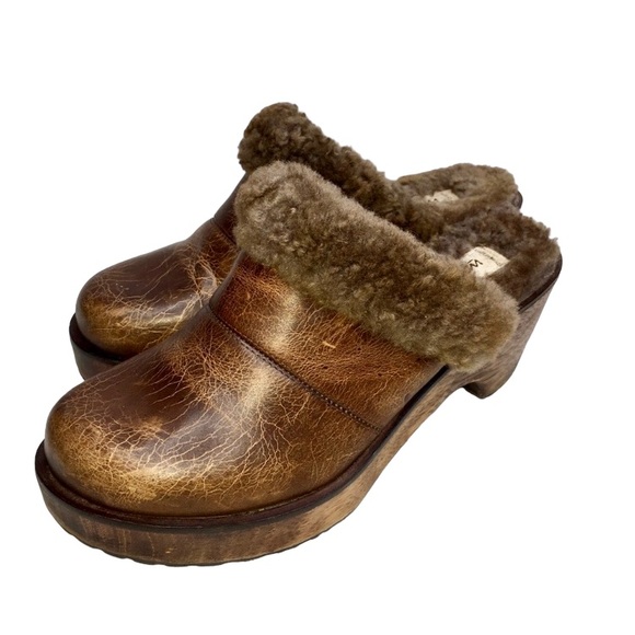 Matisse Shoes - MATISSE Distressed Leather Faux Fur Clogs Sz 8